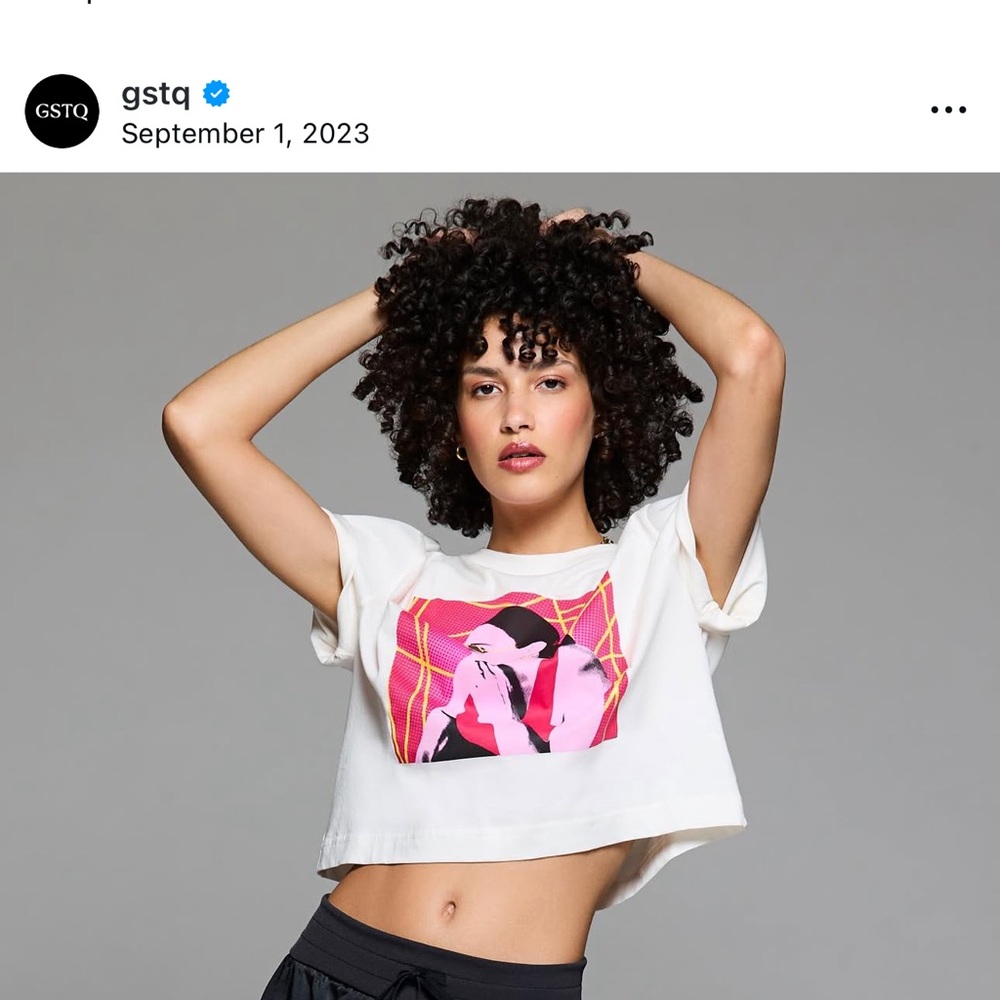 GSTQ White Crop Tee with Pink Graphic